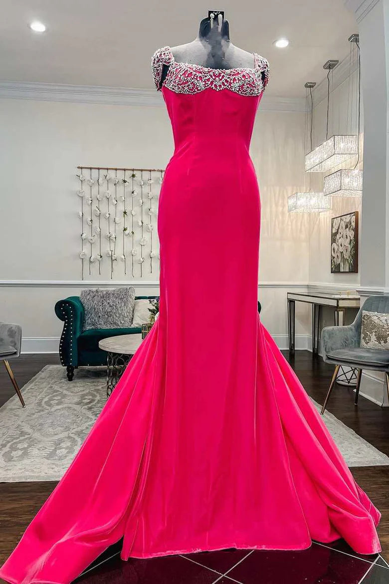 Vestido de fiesta de corte trompeta con escote cuadrado y mangas cortas con pedrería